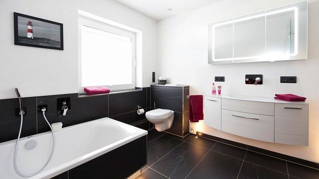 Badezimmer mit modernen Armaturen