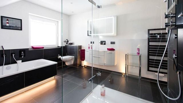 Barrierefreies Bad mit Haltegriffen