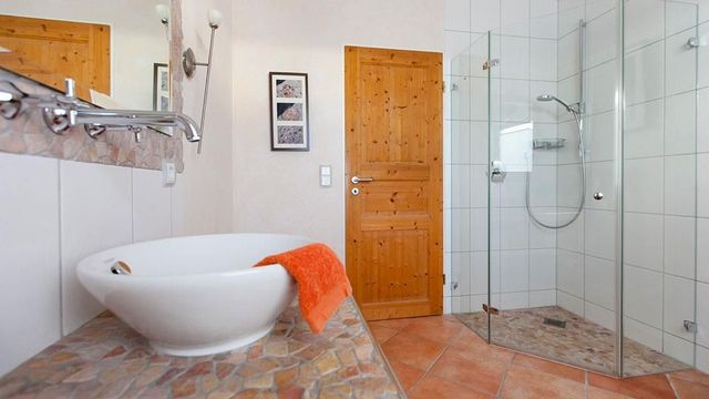 Designer-Badezimmer mit LED-Beleuchtung